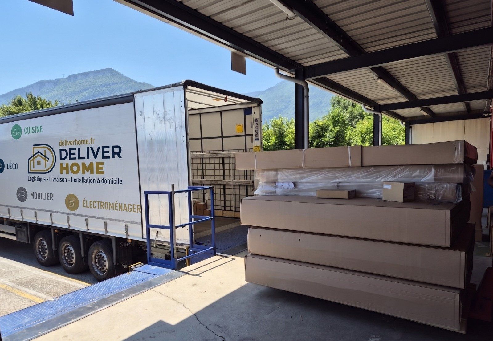 Un camion Deliverhome à quai, chargé pour une tournée de livraisons